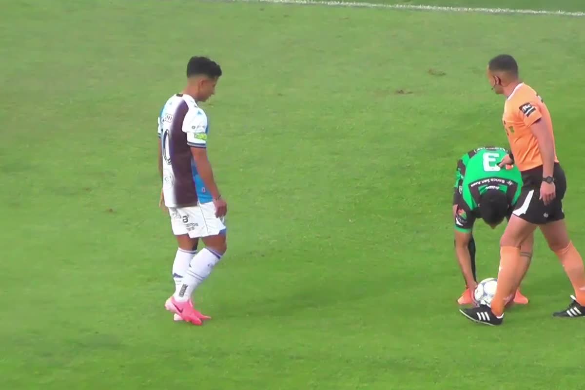Enzo Martínez en la mitad de la cancha durante el primer tiempo en San Juan