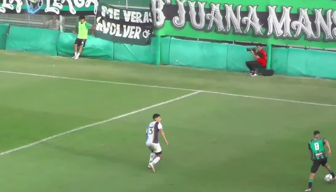 Enzo Silcan en la marca por el lateral izquierdo durante el segundo tiempo