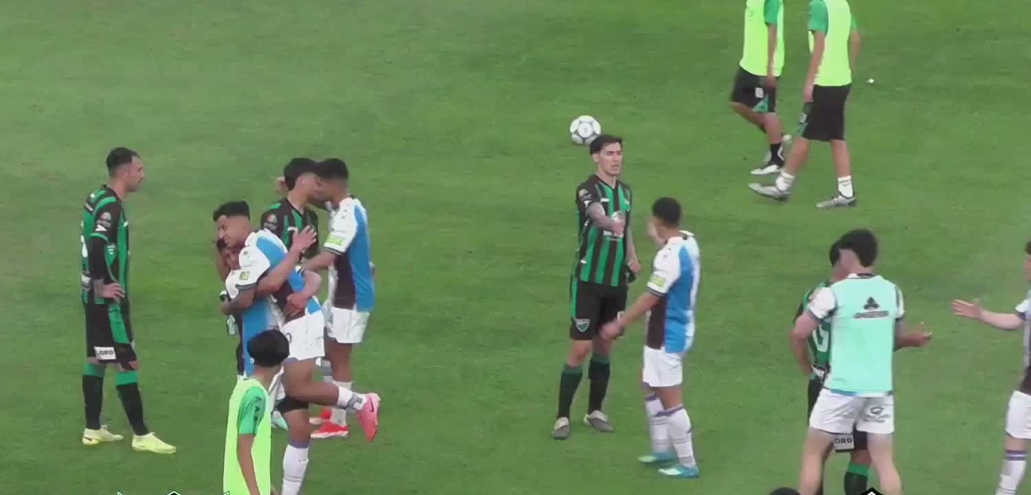Futbolistas de Almagro festejando el triunfo en San Juan al término del partido
